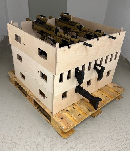 multifunktionale Transport- und Lagereinrichtung für Langwaffen am Beispiel verschiedener Langwaffen 