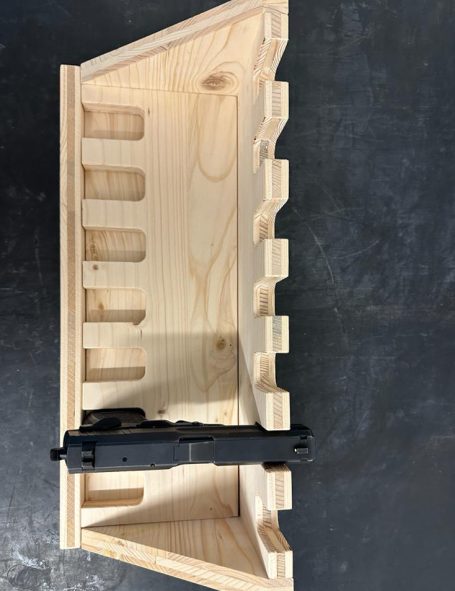 Ständer Halterung Handfeuerwaffen Pistole P8 und Signalpistole